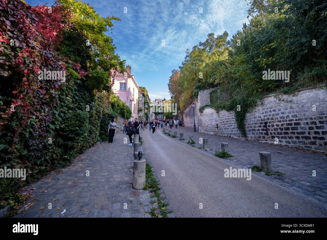 Paris, Frankreich - 11. Oktober 2025 : Panoramablick auf die berühmte und malerische Straße Rue de l' Abreuvoir in Montmartre Paris Frankreich Stockfoto