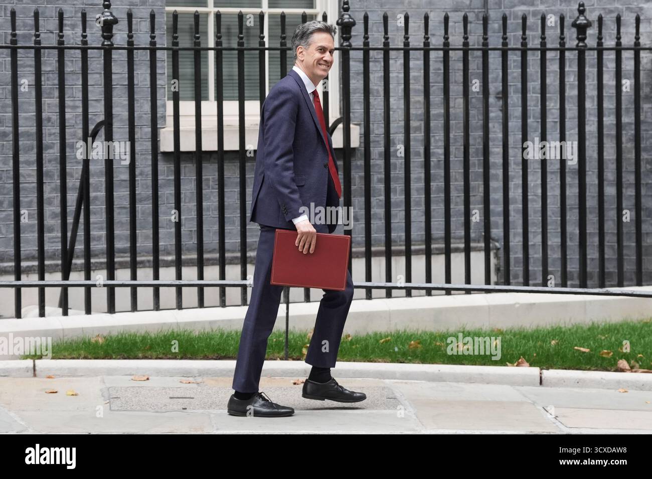 Ed Miliband, Minister für Energiesicherheit und Net Zero, verlässt nach einer Kabinettssitzung in der Downing Street, London. Bilddatum: Dienstag, 14. Oktober 2025. Stockfoto