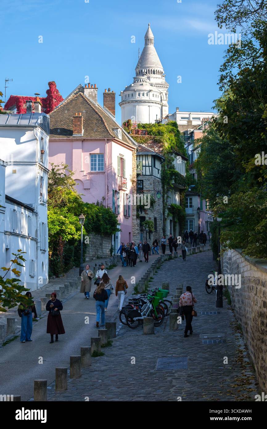 Paris, Frankreich - 11. Oktober 2025 : Panoramablick auf die berühmte und malerische Straße Rue de l' Abreuvoir in Montmartre Paris Frankreich Stockfoto