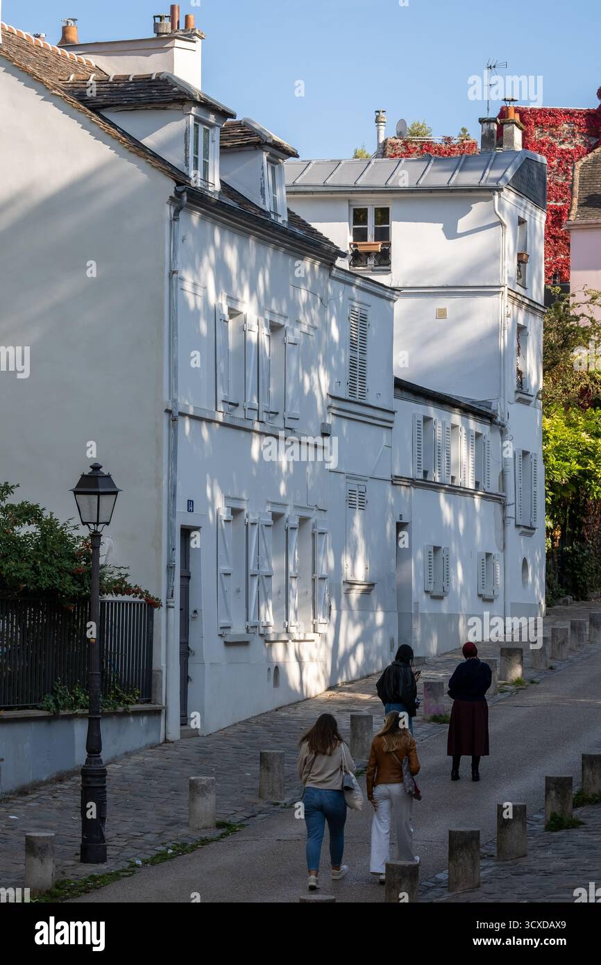 Paris, Frankreich - 11. Oktober 2025 : Blick auf Menschen, die in den malerischen Straßen von Montmartre in Paris Frankreich spazieren gehen Stockfoto