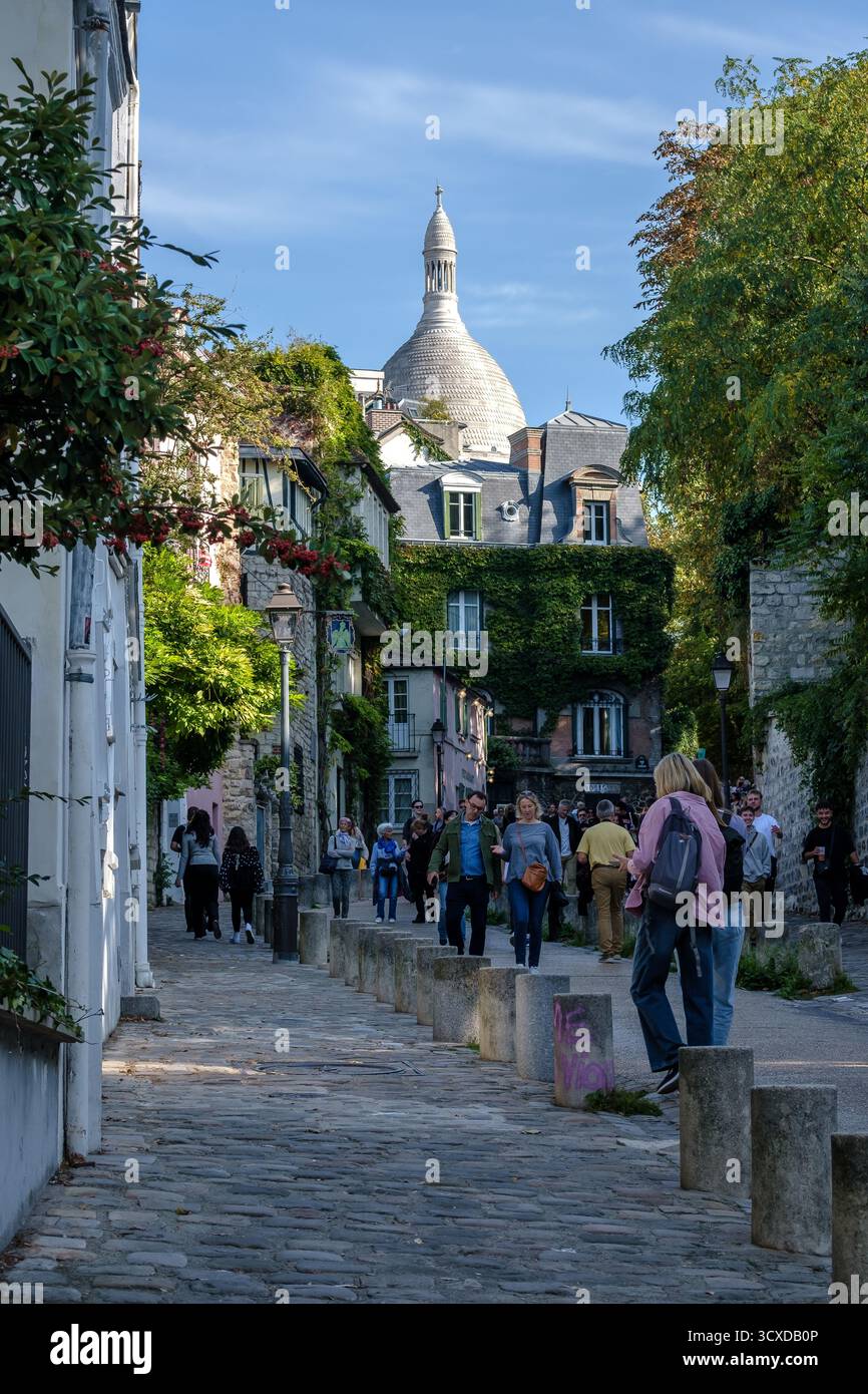 Paris, Frankreich - 11. Oktober 2025 : Panoramablick auf die berühmte und malerische Straße Rue de l' Abreuvoir in Montmartre Paris Frankreich Stockfoto