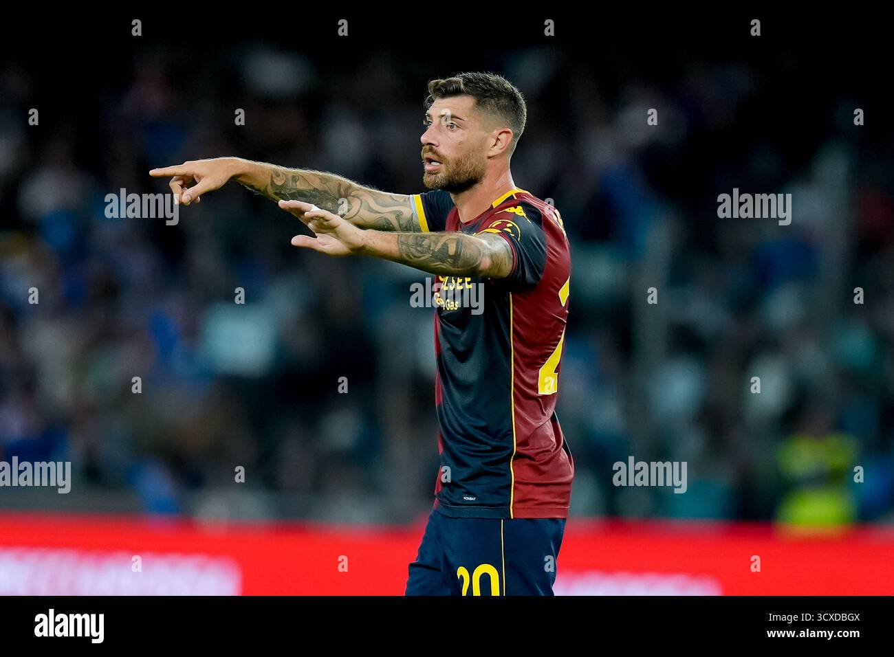 Stefano Sabelli von Genua CFC Gesten während des Serie A Enilive Spiels zwischen SSC Napoli und Genua CFC im Stadio Diego Armando Maradona am 5. Oktober 2025 in Neapel Stockfoto Stefano Sabelli von Genua CFC Gesten während des Serie A Enilive Spiels zwischen SSC Napoli und Genua CFC im Stadio Diego Armando Maradona am 5. Oktober 2025 in Neapel Stockfoto