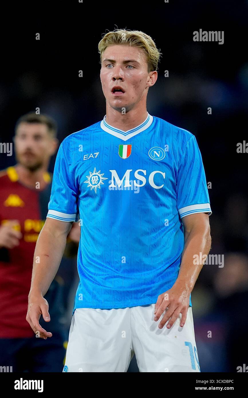 Neapel, Italien. Oktober 2025. Rasmus Hojlund von SSC Napoli sieht sich während der Serie A Enilive zwischen SSC Napoli und Genua CFC am 5. Oktober 2025 im Stadio Diego Armando Maradona in Neapel an Stockfoto Neapel, Italien. Oktober 2025. Rasmus Hojlund von SSC Napoli sieht sich während der Serie A Enilive zwischen SSC Napoli und Genua CFC am 5. Oktober 2025 im Stadio Diego Armando Maradona in Neapel an Stockfoto