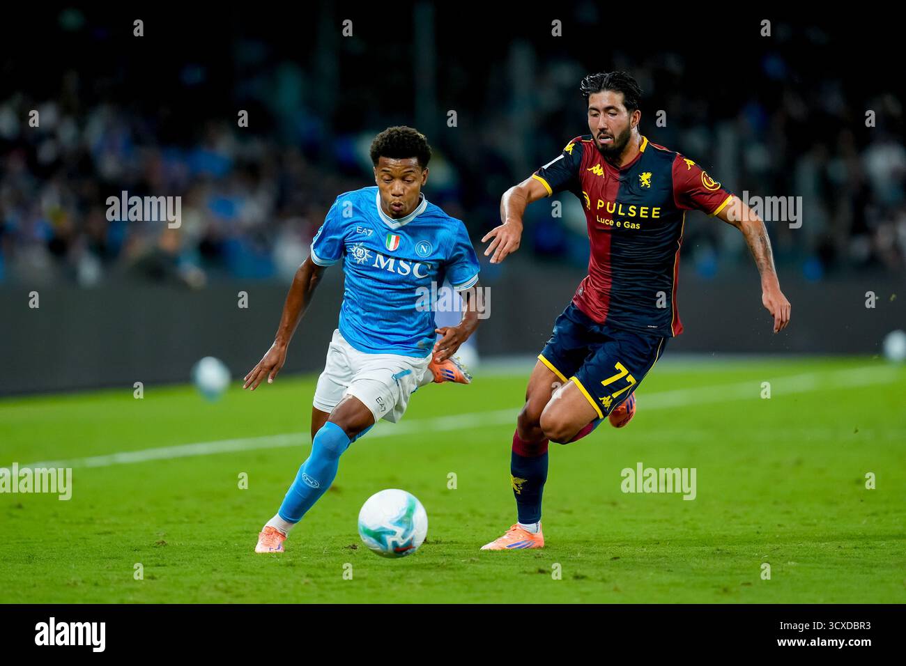 Neapel, Italien. Oktober 2025. Mikael Egill Ellertsson von Genua CFC und David NERES von SSC Napoli treten am 5. Oktober 2025 in Neapel um den Ball während des Serie A Enilive Matches zwischen SSC Napoli und Genua CFC im Stadio Diego Armando Maradona an Stockfoto Neapel, Italien. Oktober 2025. Mikael Egill Ellertsson von Genua CFC und David NERES von SSC Napoli treten am 5. Oktober 2025 in Neapel um den Ball während des Serie A Enilive Matches zwischen SSC Napoli und Genua CFC im Stadio Diego Armando Maradona an Stockfoto