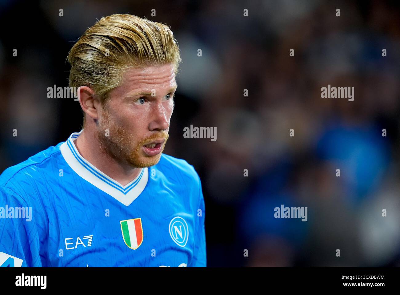 Neapel, Italien. Oktober 2025. Kevin de Bruyne von SSC Napoli sieht sich während der Serie A Enilive zwischen SSC Napoli und Genua CFC am 5. Oktober 2025 im Stadio Diego Armando Maradona in Neapel an Stockfoto Neapel, Italien. Oktober 2025. Kevin de Bruyne von SSC Napoli sieht sich während der Serie A Enilive zwischen SSC Napoli und Genua CFC am 5. Oktober 2025 im Stadio Diego Armando Maradona in Neapel an Stockfoto
