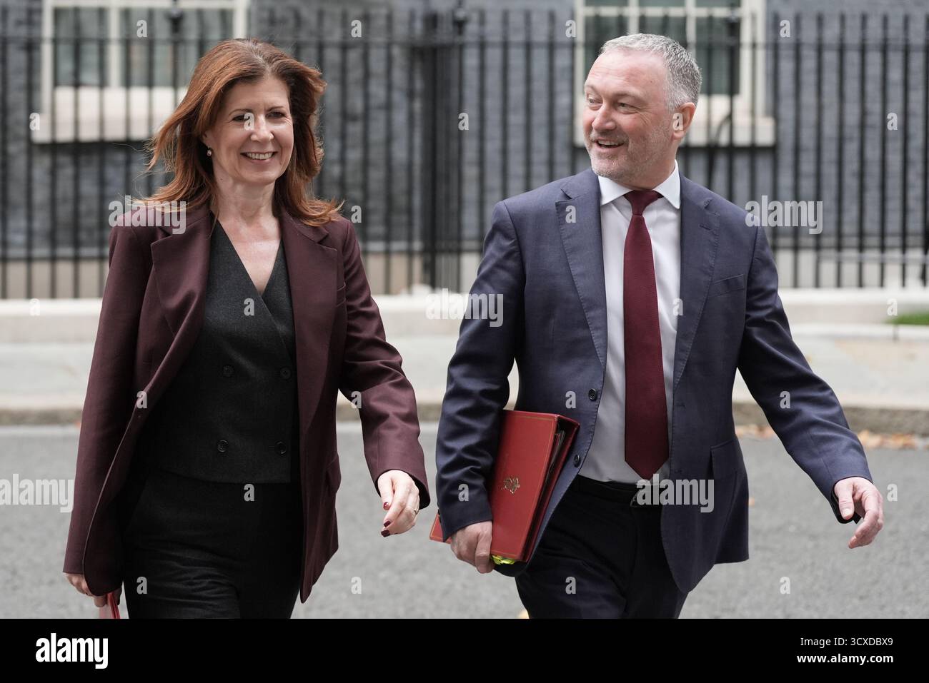 Baroness Chapman und Steve Reed, Secretary of State for Housing, Communitys and Local Government, verlassen nach einer Kabinettssitzung in der Downing Street, London. Bilddatum: Dienstag, 14. Oktober 2025. Stockfoto