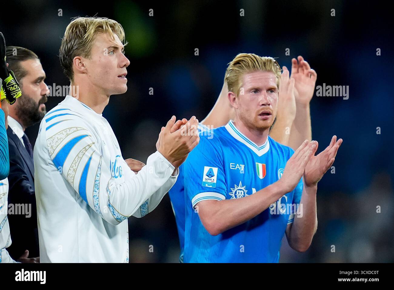 Neapel, Italien. Oktober 2025. Rasmus Hojlund von SSC Napoli begrüßt die Fans während der Serie A Enilive zwischen SSC Napoli und Genua CFC am 5. Oktober 2025 im Stadio Diego Armando Maradona in Neapel (Italien) Credit: Giuseppe Maffia/Alamy Live News Stockfoto Neapel, Italien. Oktober 2025. Rasmus Hojlund von SSC Napoli begrüßt die Fans während der Serie A Enilive zwischen SSC Napoli und Genua CFC am 5. Oktober 2025 im Stadio Diego Armando Maradona in Neapel (Italien) Credit: Giuseppe Maffia/Alamy Live News Stockfoto