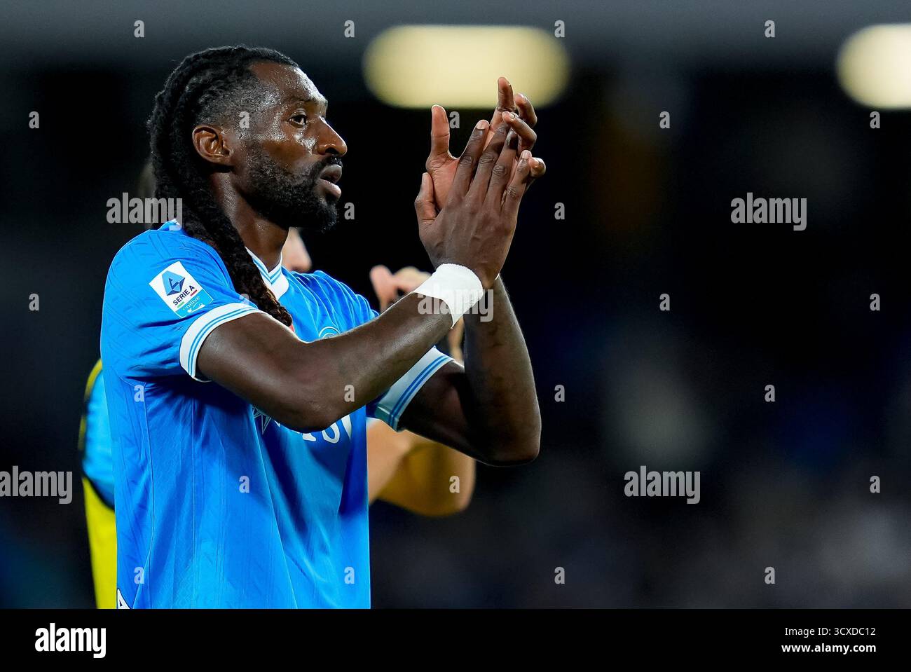 Neapel, Italien. Oktober 2025. Andre-Frank Zambo Anguissa von SSC Napoli begrüßt die Fans während der Serie A Enilive Match zwischen SSC Napoli und Genua CFC im Stadio Diego Armando Maradona am 5. Oktober 2025 in Neapel Stockfoto Neapel, Italien. Oktober 2025. Andre-Frank Zambo Anguissa von SSC Napoli begrüßt die Fans während der Serie A Enilive Match zwischen SSC Napoli und Genua CFC im Stadio Diego Armando Maradona am 5. Oktober 2025 in Neapel Stockfoto