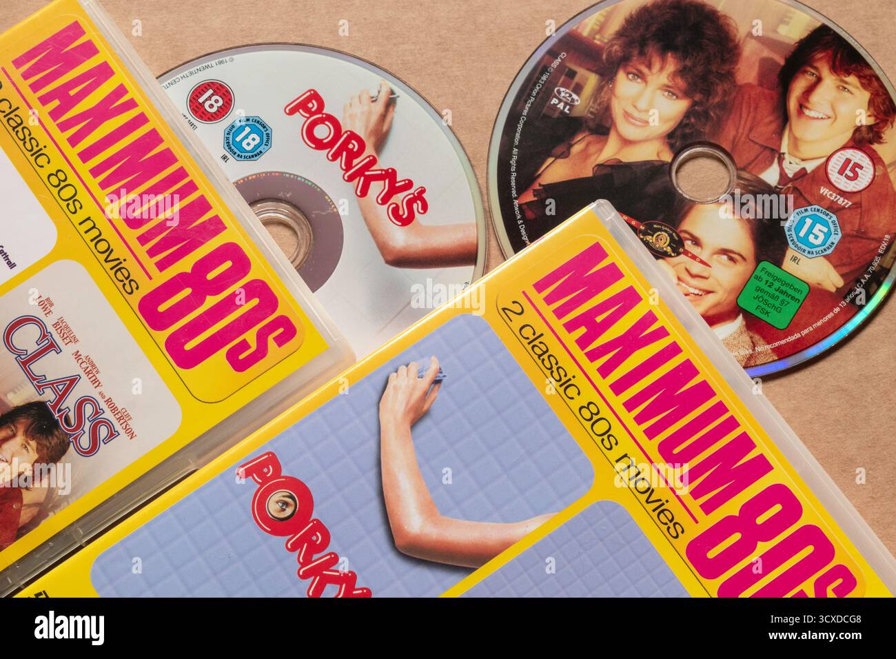 Maximal 80er DVD-Box-Set mit 'Porky's' mit 'Class'- und 'Mannequin'-Filmen, isoliert auf hellem, leerem Hintergrund Stockfoto