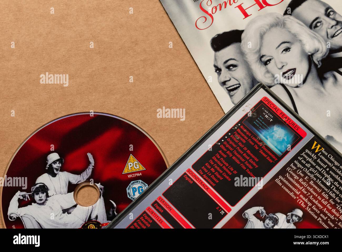 „Some Like IT Hot“-DVD mit rückseitiger Filmbeschreibung und speziellen Funktionen, isoliert auf hellem, leerem Hintergrund Stockfoto
