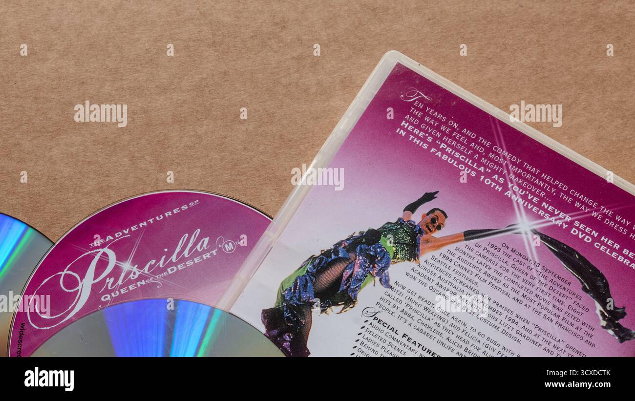 Die Abenteuer von Priscilla, Queen of the Desert DVD mit Cover mit Filmbeschreibung, isoliert auf hellem, leerem Hintergrund Stockfoto
