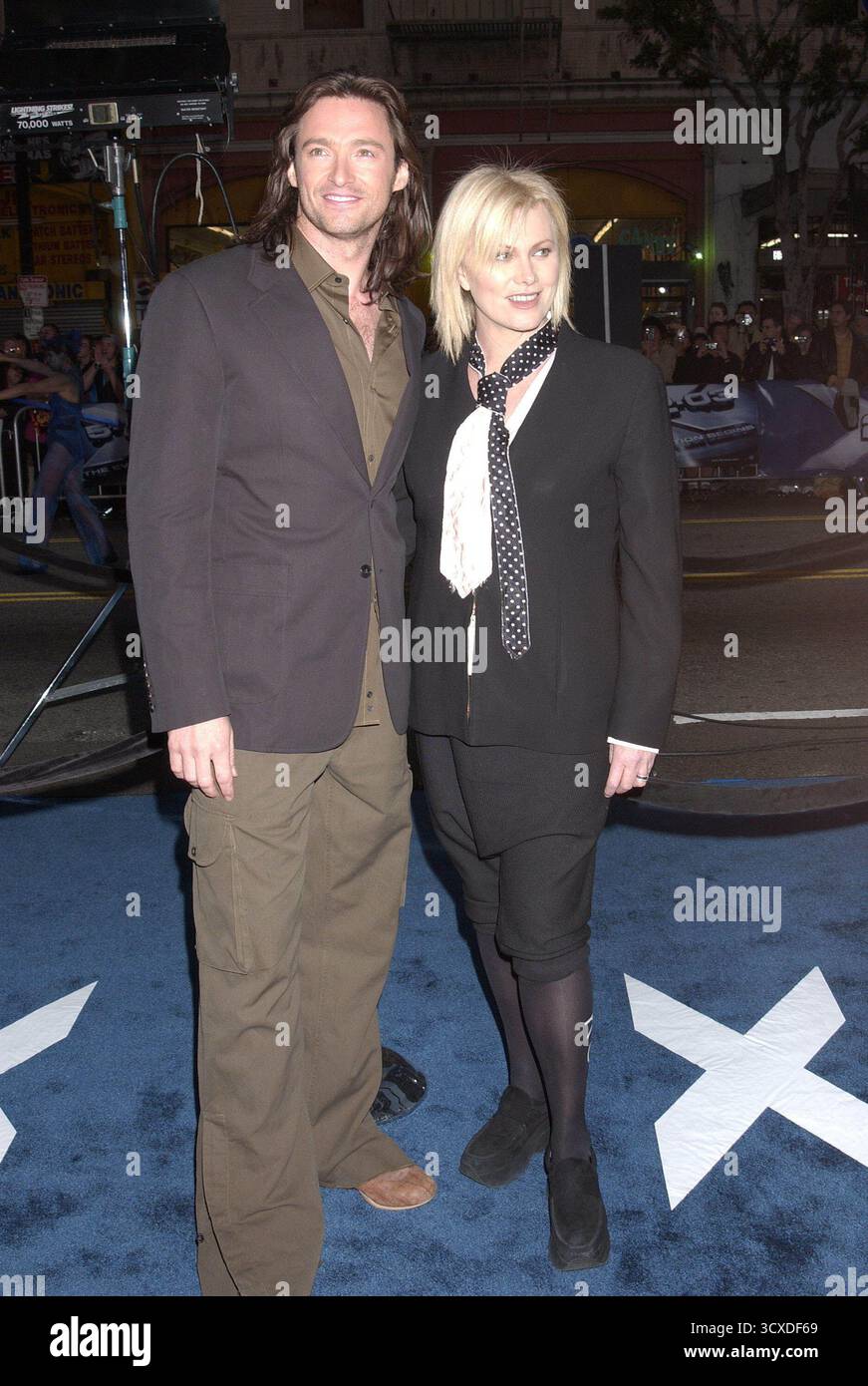 Hugh Jackman und seine Frau bei der Premiere von X-Men 2.Grauman's Chinese Theatre, Hollywood, 28. April 2003 Stockfoto