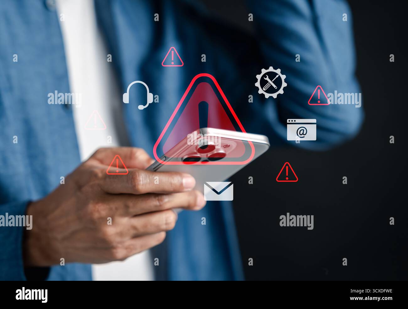 Systemwartung und Fehlerwarnung mit Warnsymbolen auf dem Smartphone und digitalen Benachrichtigungen Stockfoto