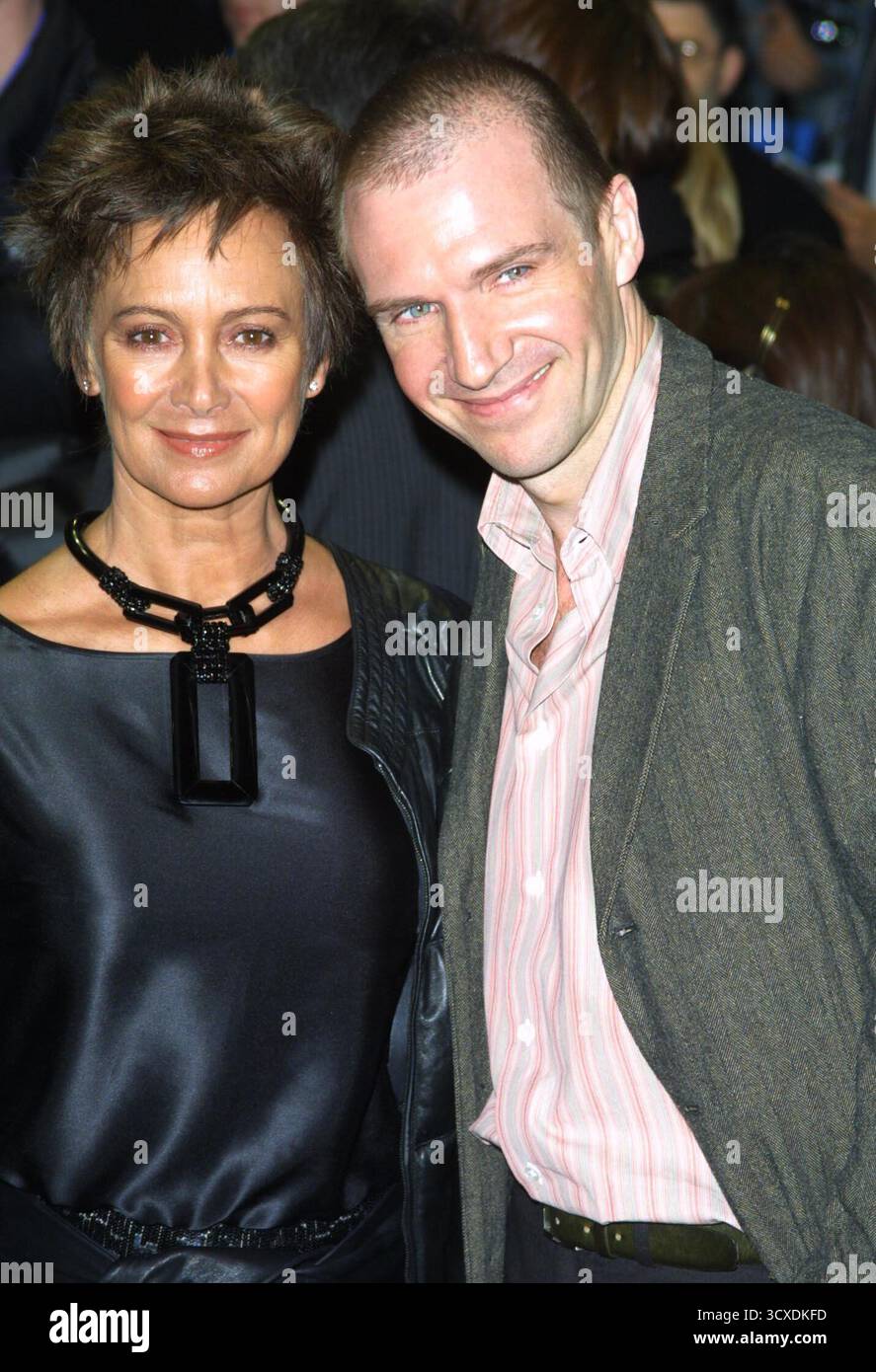 Ralph Fiennes und Francesca Annis bei der Premiere seines Films Maid in Manhattan im Odeon, Leicester Square in London 26/02/03 Stockfoto