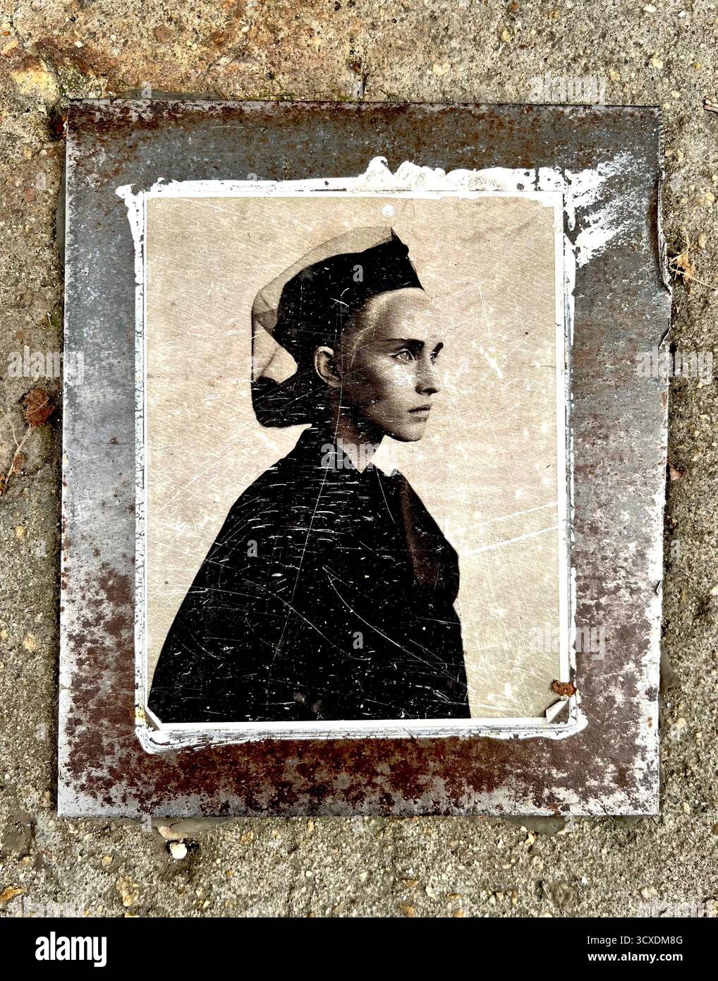 Temporäre urbane Straßenkunst, alte Fotografie auf einer abgenutzten Metalltafel eingebettet in den Bürgersteig, poliert von Fußstapfen im Zentrum von Sofia Bulgarien, Europa - Smartphone-aufgenommenes Stockfoto