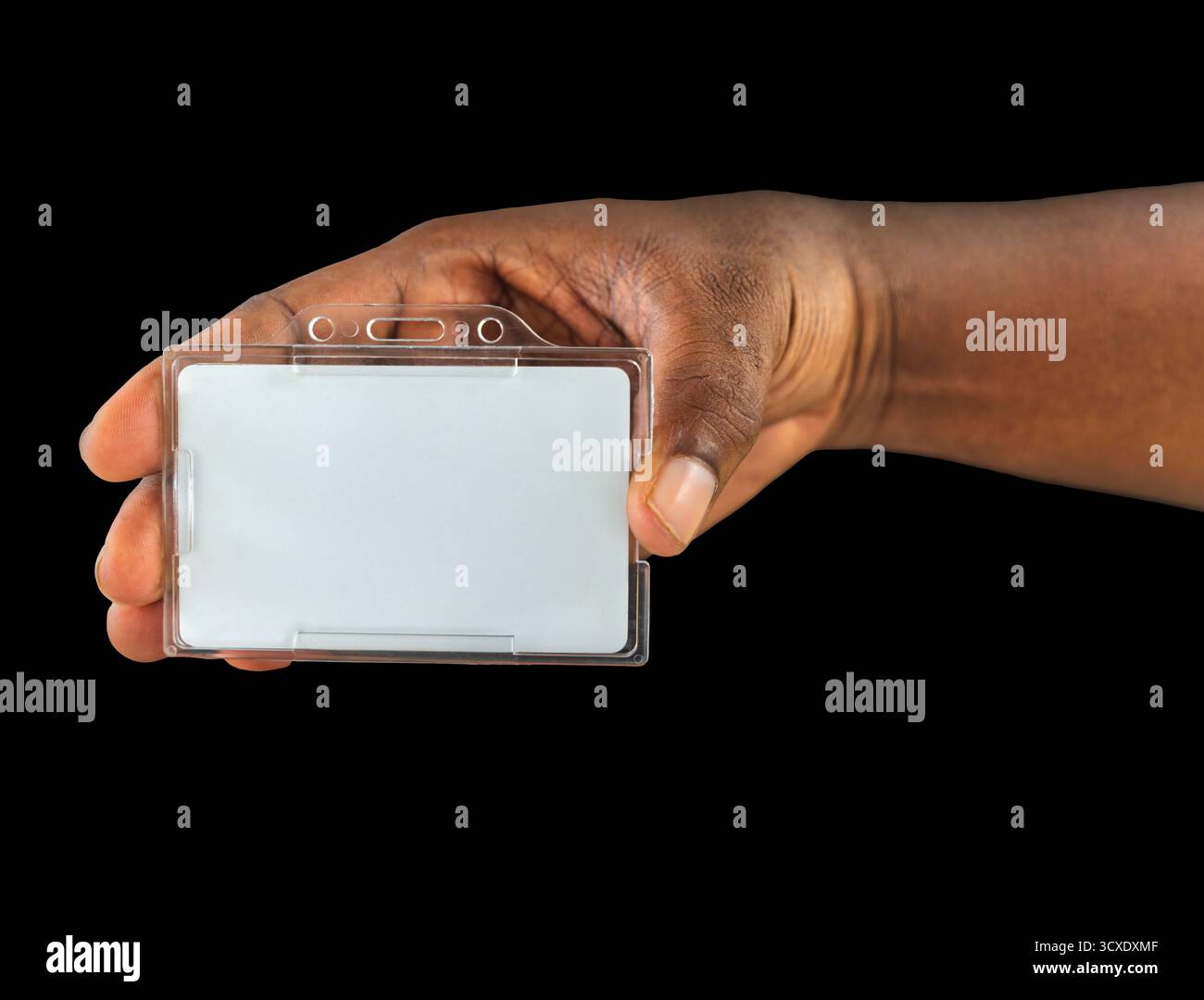 id-Ausweis-Karte Acryl, ID-Halter aus transparentem Kunststoff, afrikanischer Mann Hand hält dauerhaft abschließbare Hülle Stockfoto
