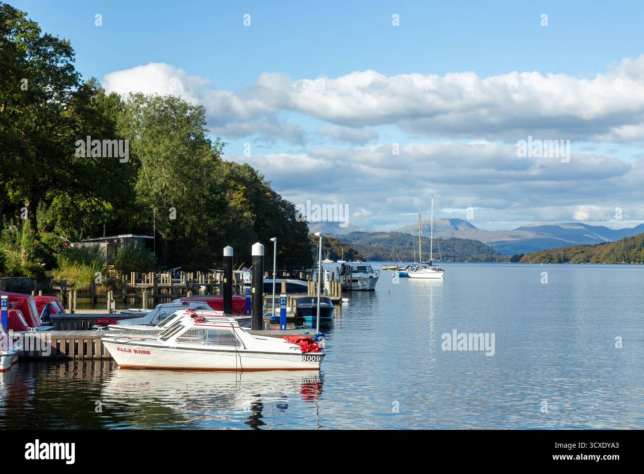 Boote auf dem Lake Windermere an der Lakeside Station, Lakeside, Ulverston, England Stockfoto