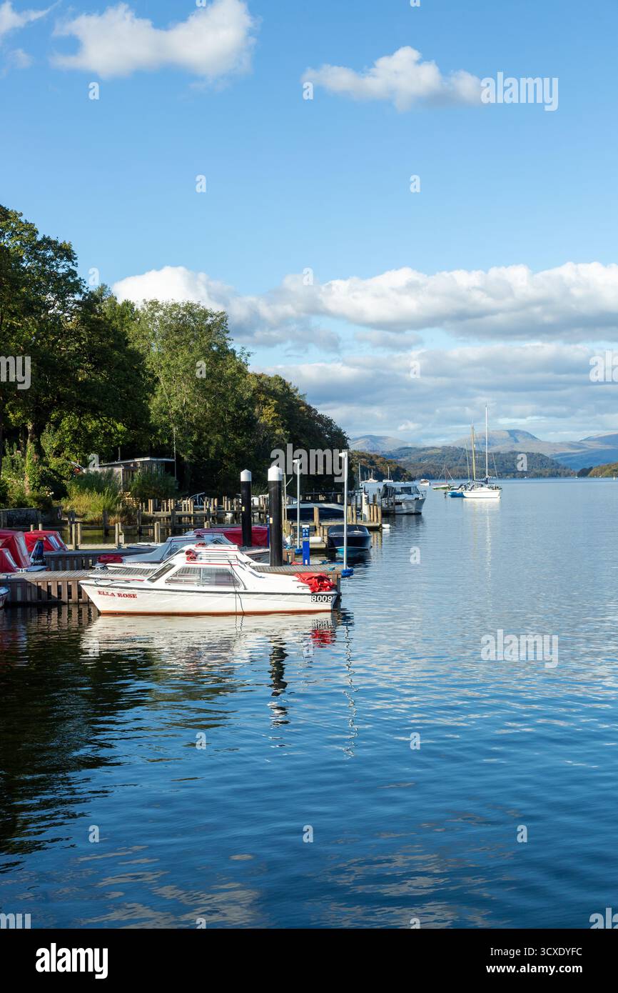 Boote auf dem Lake Windermere an der Lakeside Station, Lakeside, Ulverston, England Stockfoto