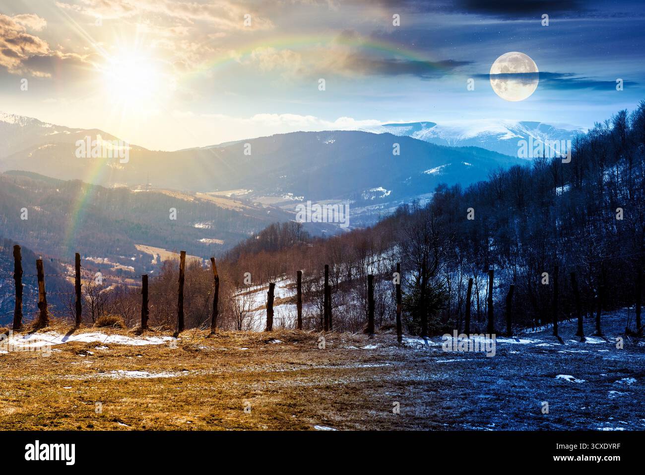 Berglandschaft am Frühlingsnachtgleiche. Tag- und Nachtzeitwechsel. Winter- und Frühjahrszeit wechseln die Landschaft. Schmelzender Schnee und blattlose Bäume Stockfoto