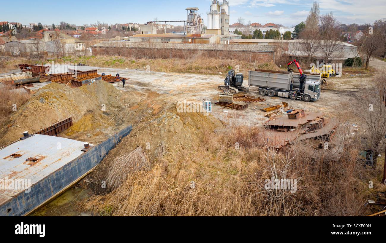 Ansicht von oben auf Bagger und Schleppgreifer mit hydraulischer Greiferklaue, multivalve Greiferhand, Greifermaschine, Manipulator, Verladeteil des Vesse Stockfoto