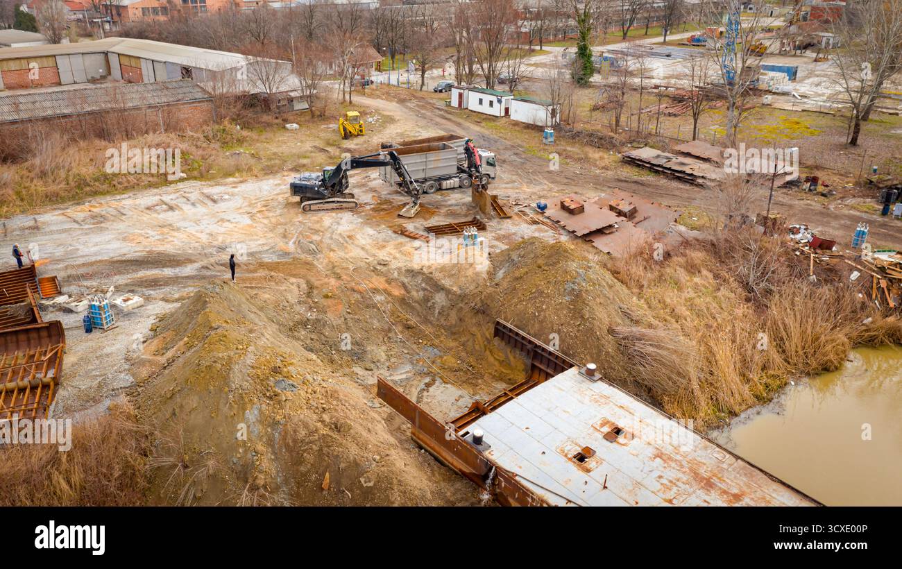 Ansicht von oben auf Bagger und Schleppgreifer mit hydraulischer Greiferklaue, multivalve Greiferhand, Greifermaschine, Manipulator, Verladeteil des Vesse Stockfoto