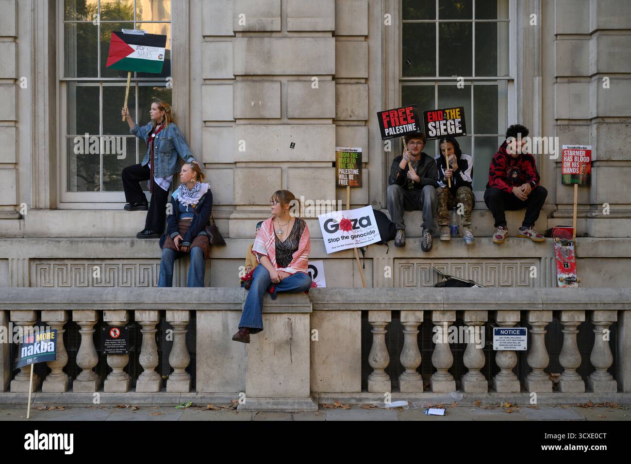Pro-palästinensische Demonstranten bei einer Kundgebung in Whitehall waren die Demonstranten vom Victoria Embankment marschiert. Whitehall, London, Großbritannien. 11. Oktober 2025 Stockfoto