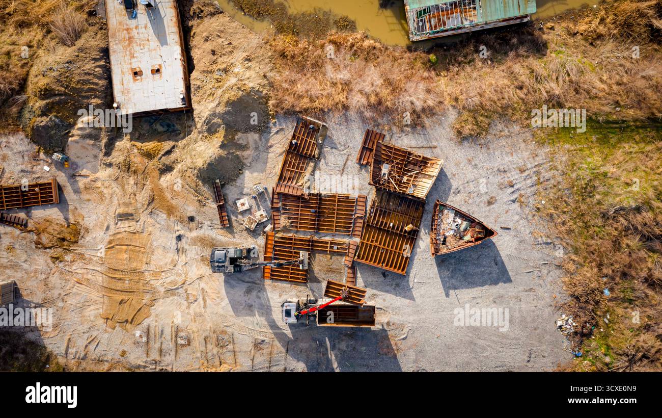 Ansicht von oben auf Bagger und Schleppgreifer mit hydraulischer Greiferklaue, multivalve Greiferhand, Greifermaschine, Manipulator, Verladeteil des Vesse Stockfoto