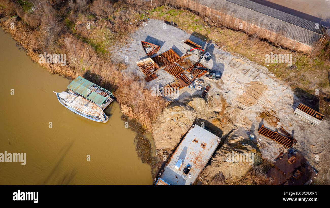 Ansicht von oben auf Bagger und Schleppgreifer mit hydraulischer Greiferklaue, multivalve Greiferhand, Greifermaschine, Manipulator, Verladeteil des Vesse Stockfoto