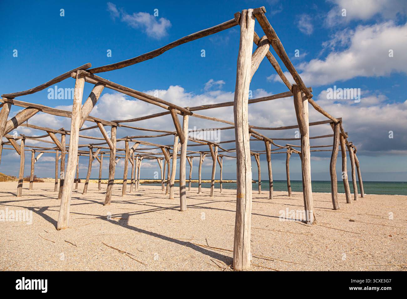 Leerer Strand und Meer im Frühjahr an einem sonnigen Tag. Stockfoto