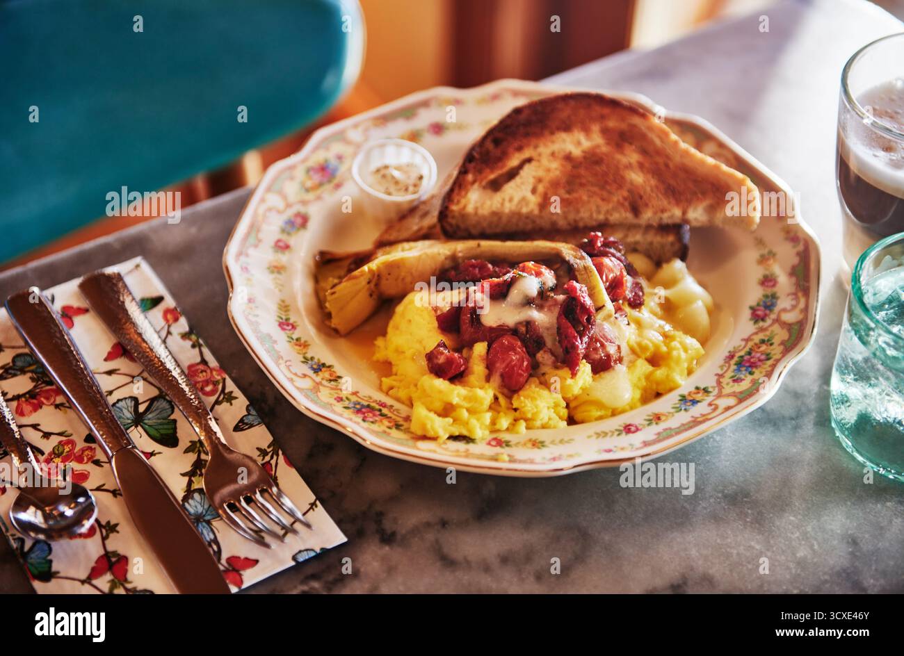 Frühstück mit Eiern, sonnengetrockneten Tomaten, Käse mit Toast Stockfoto