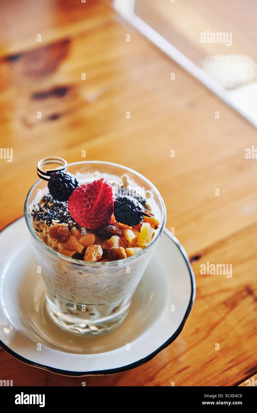 Obst-Parfait-Frühstück Stockfoto