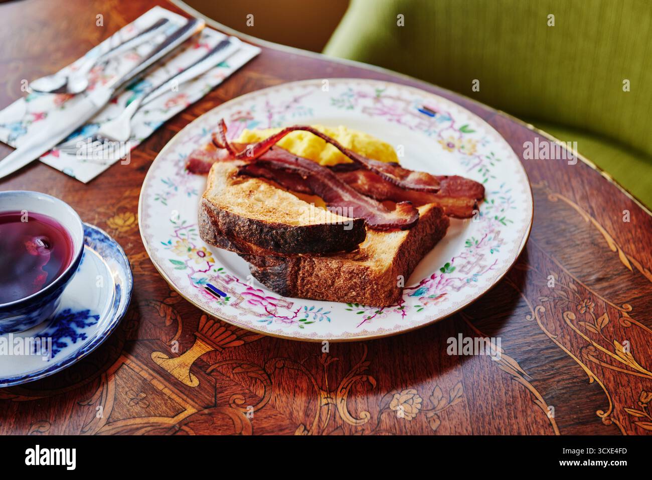 Traditionelles amerikanisches Frühstück mit Eiern, Speck und Toast Stockfoto
