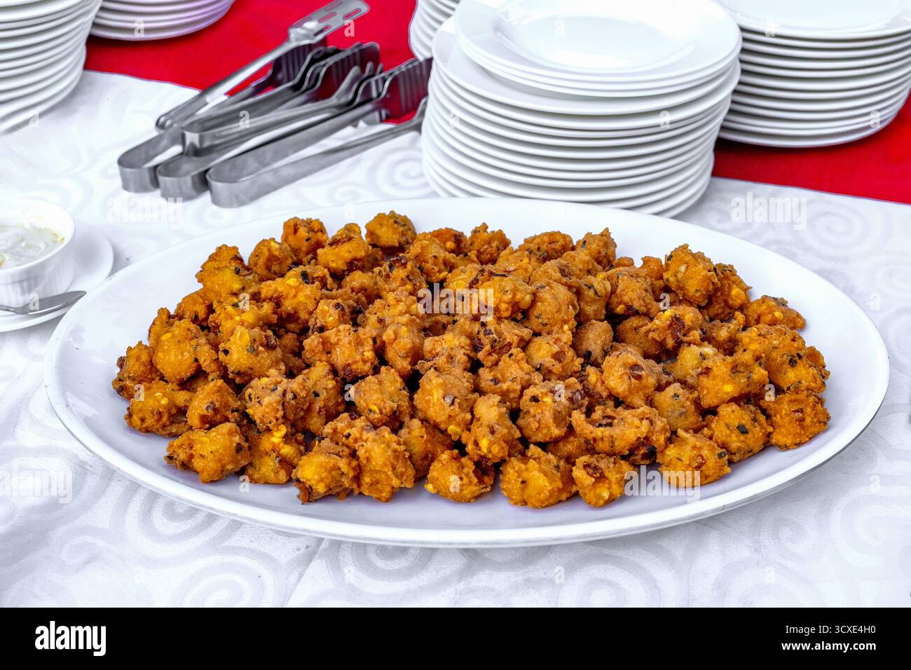 Köstliche indische Pakora Vorspeise serviert auf einer weißen Platte Stockfoto