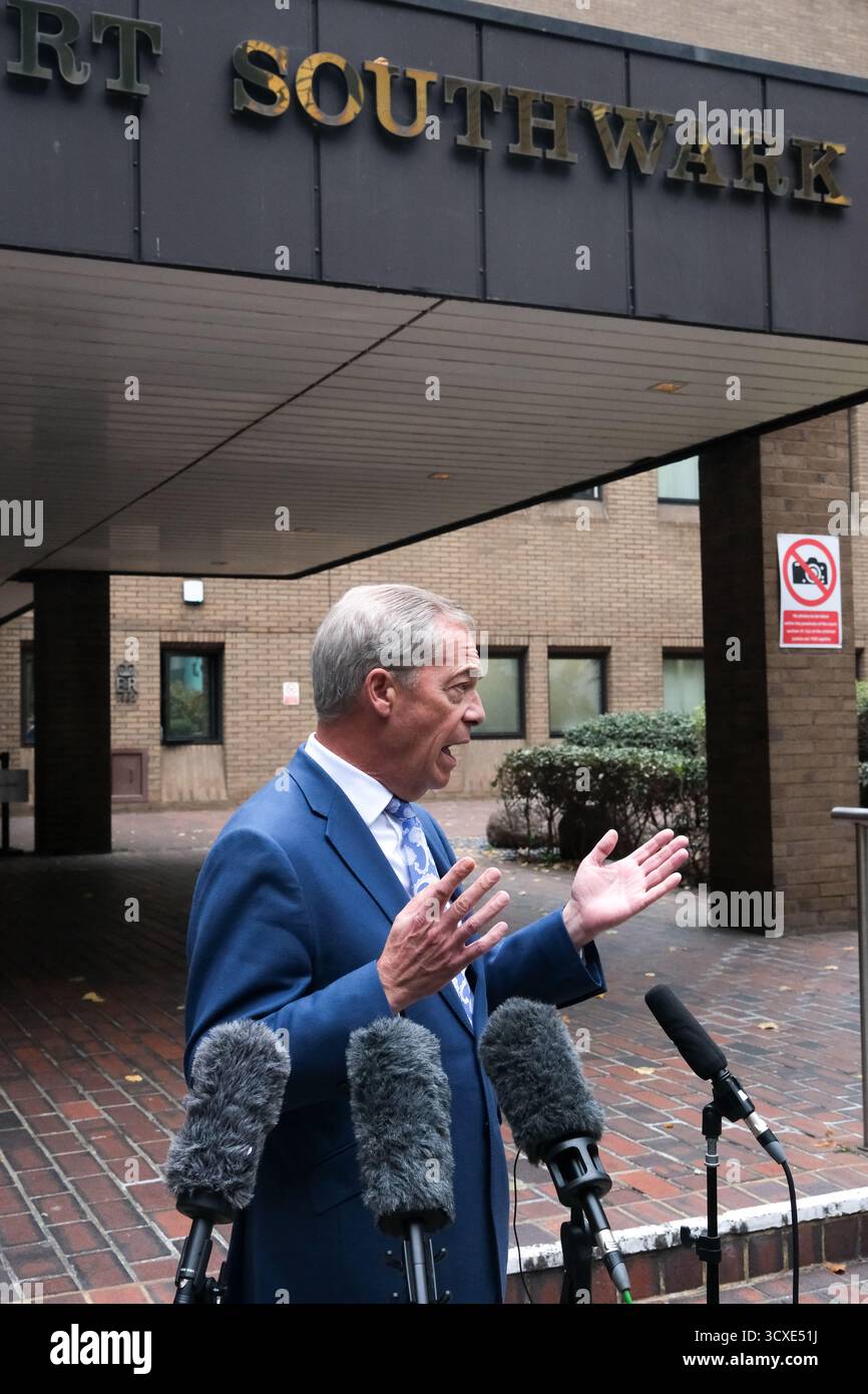 Southwark Crown Court, London, Großbritannien. Oktober 2025. Nigel Farage vor dem Southwark Crown Court, nachdem der afghanische Migrant Fayaz Khan, der ihn töten wollte, fünf Jahre lang inhaftiert wurde. Quelle: Matthew Chattle/Alamy Live News Stockfoto