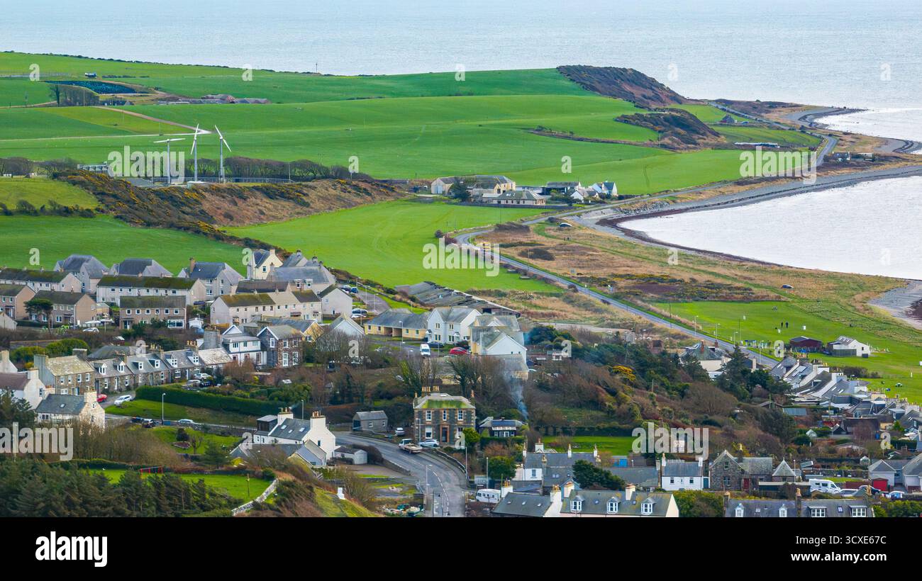 Aus der Vogelperspektive von Port William, einem Küstendorf in Dumfries und Galloway, Schottland, zeigt die Siedlung rund um den kleinen Hafen und die Umgebung Stockfoto