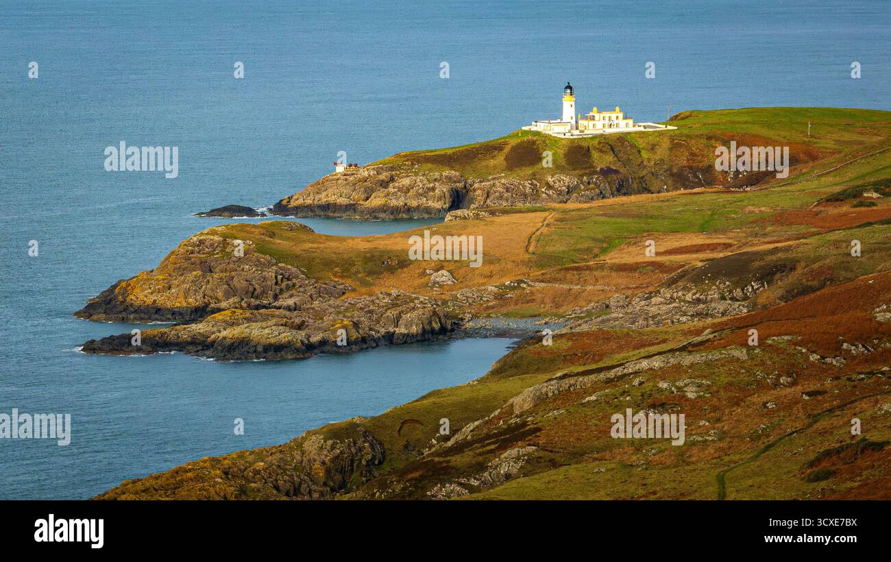Aus der Vogelperspektive des Killantringan Lighthouse an der Küste von Dumfries und Galloway in Schottland mit Blick auf die Irische See. Stockfoto