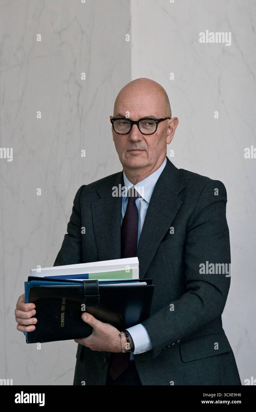 Paris, Frankreich. Oktober 2025. Der französische Minister für Wirtschaft, Finanzen und Industrie, Energie und digitale Souveränität Roland Lescure verlässt zusammen mit dem französischen Premierminister Sebastien Lecornu den Elysee-Palast nach dem Ministerrat in Paris am 14. Oktober 2025. Foto: Firas Abdullah/ABACAPRESS.COM Credit: Abaca Press/Alamy Live News Stockfoto