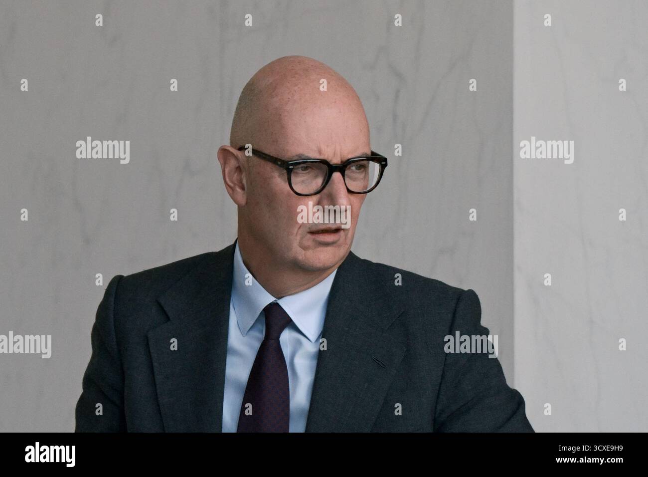 Paris, Frankreich. Oktober 2025. Der französische Minister für Wirtschaft, Finanzen und Industrie, Energie und digitale Souveränität Roland Lescure verlässt zusammen mit dem französischen Premierminister Sebastien Lecornu den Elysee-Palast nach dem Ministerrat in Paris am 14. Oktober 2025. Foto: Firas Abdullah/ABACAPRESS.COM Credit: Abaca Press/Alamy Live News Stockfoto