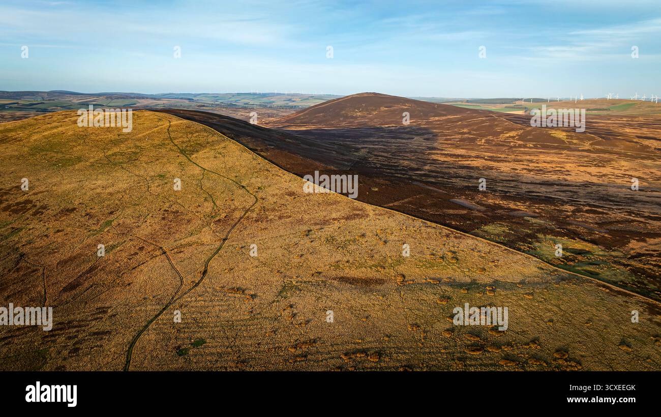 Abendliche Luftaufnahme der Lammermuir Hills, Scottish Borders, Schottland, mit sanfter Berglandschaft bei Sonnenuntergang. Stockfoto
