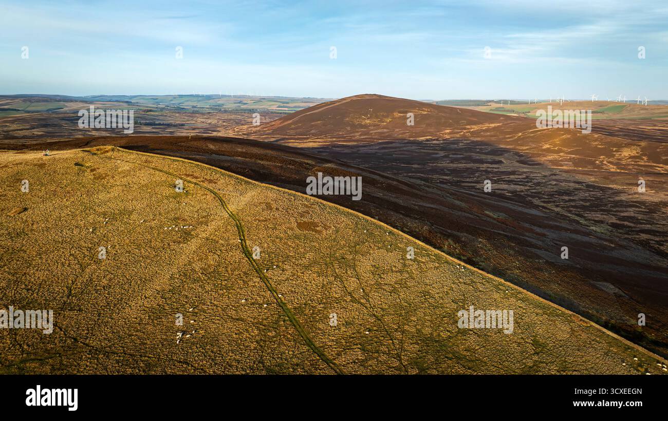 Abendliche Luftaufnahme der Lammermuir Hills, Scottish Borders, Schottland, mit sanfter Berglandschaft bei Sonnenuntergang. Stockfoto