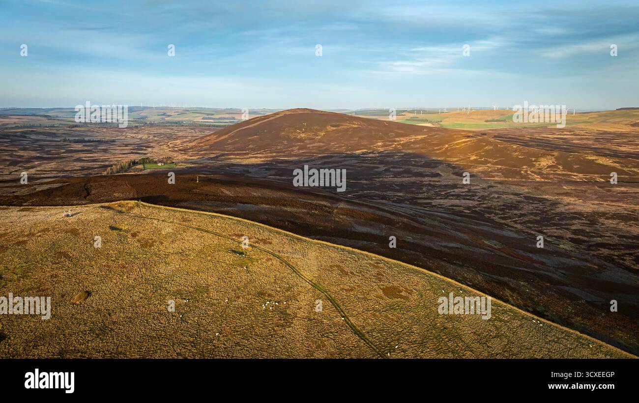 Abendliche Luftaufnahme der Lammermuir Hills, Scottish Borders, Schottland, mit sanfter Berglandschaft bei Sonnenuntergang. Stockfoto