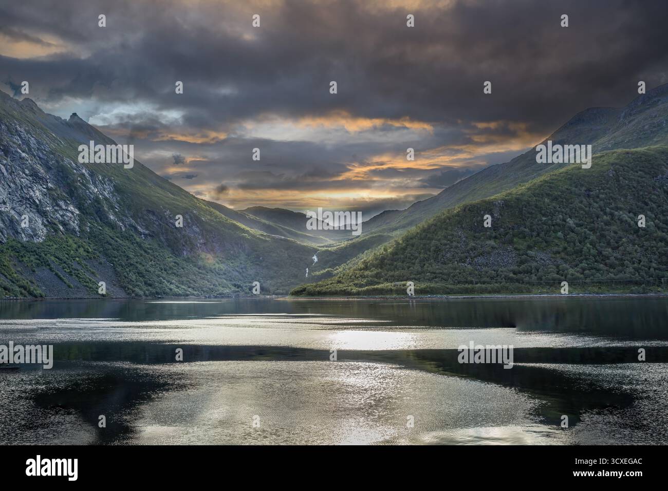 Dramatischer Himmel über dem Skipsfjord auf der Insel Senja, Norwegen Stockfoto