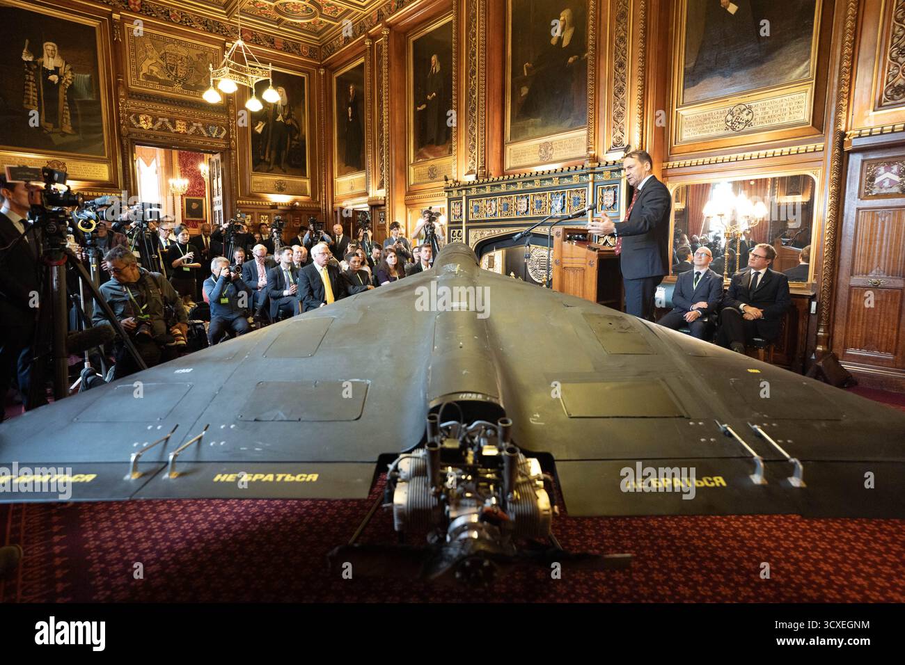 Der ehemalige Sicherheitsminister Tom Tugendhat mit einer vom Iran gelieferten Shahed-Drohne, wie sie von den Truppen Wladimir Putins verwendet wurde, während einer Pressekonferenz, die von United Against Nuclear Iran im Speaker's Court im Unterhaus in Westminster organisiert wurde. Bilddatum: Dienstag, 14. Oktober 2025. Stockfoto