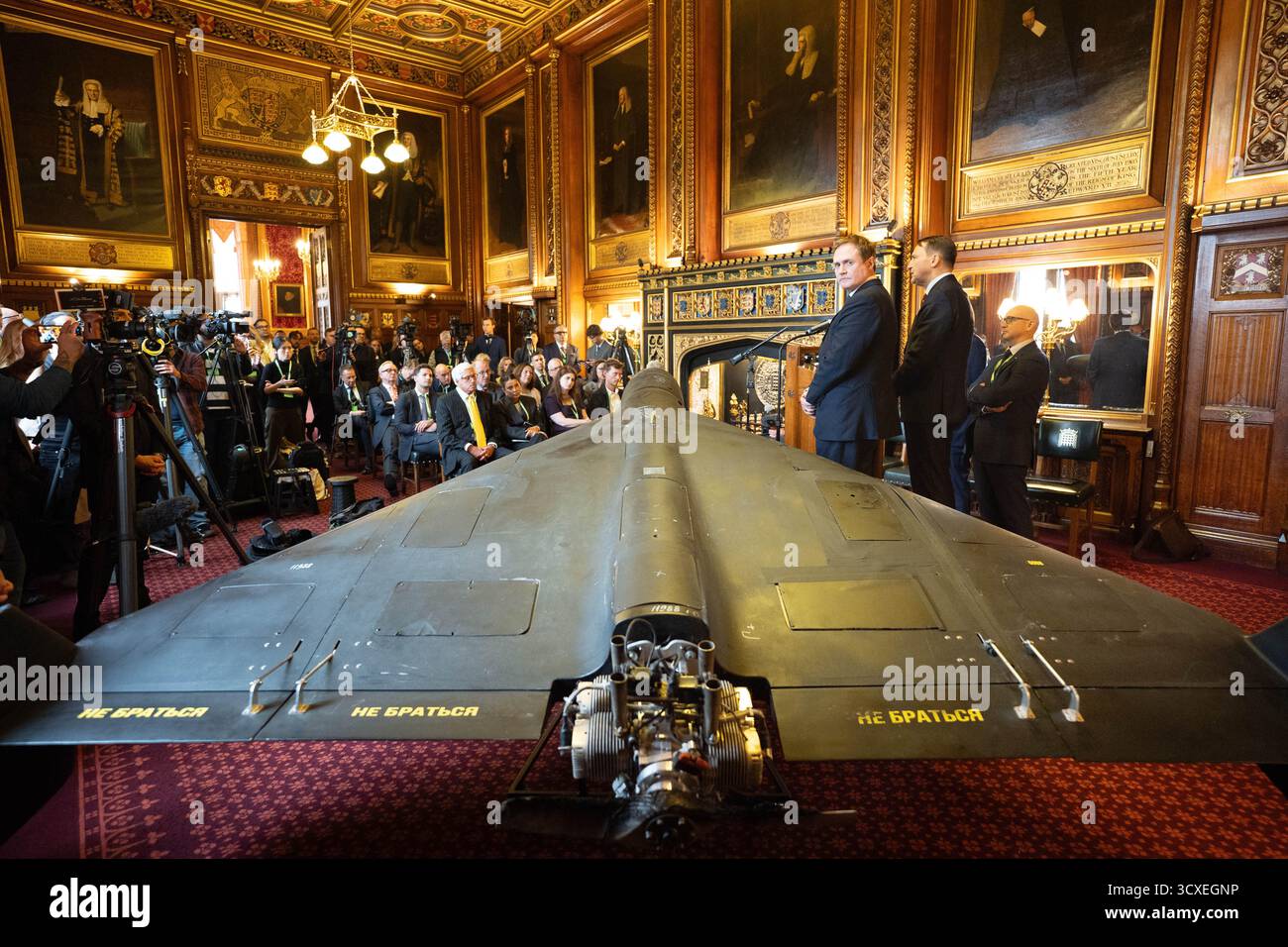 Der ehemalige Sicherheitsminister Tom Tugendhat mit einer vom Iran gelieferten Shahed-Drohne, wie sie von den Truppen Wladimir Putins verwendet wurde, während einer Pressekonferenz, die von United Against Nuclear Iran im Speaker's Court im Unterhaus in Westminster organisiert wurde. Bilddatum: Dienstag, 14. Oktober 2025. Stockfoto