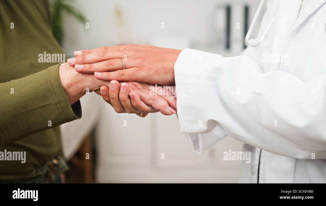 Der Arzt Bietet Sanfte Patientenversorgung Mit Verbundenen Händen, Zeigt Mitgefühl Und Medizinische Unterstützung Stockfoto