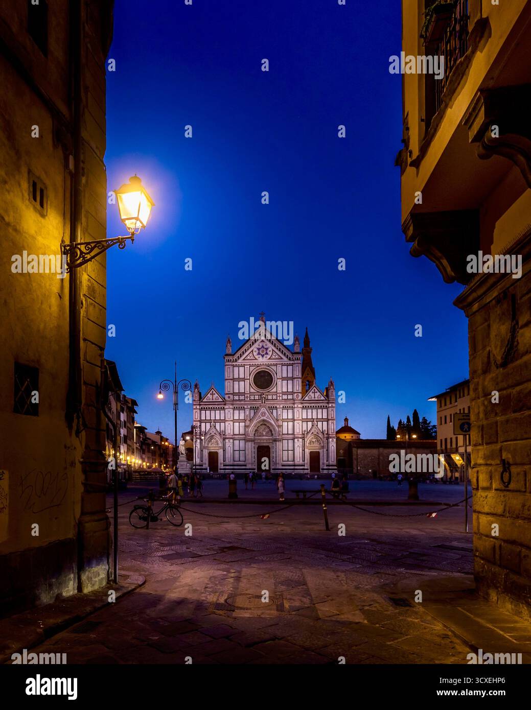 Florenz, Italien - 15. Juli 2025: Blick auf den fantastischen Platz des Heiligen Kreuzes in Florenz (Piazza di Santa Croce) - einer der Hauptplätze. Der Platz bekommt seinen Stockfoto