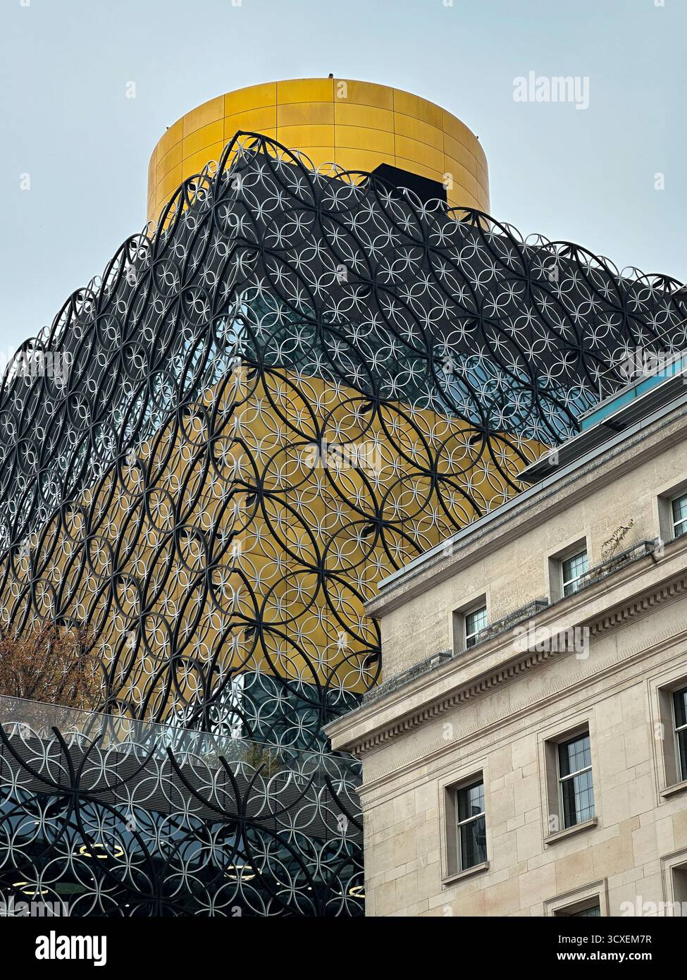 Bibliothek von Birmingham, England, Eckblick bei Tageslicht mit Kontrastecke des Nachbargebäudes Baskerville House. Stockfoto