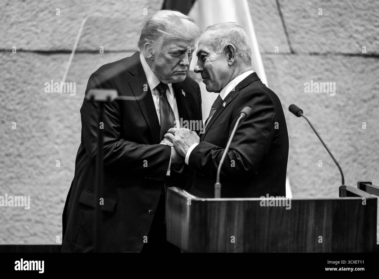 Der israelische Premierminister Benjamin Netanjahu begrüßt Präsident Donald Trump am Montag, den 13. Oktober 2025 in der Knesset, während seines Besuchs in Jerusalem anlässlich des Waffenstillstands und der Freilassung von Geiseln zwischen Israel und der Hamas. Bild mit freundlicher Genehmigung des Weißen Hauses. Stockfoto