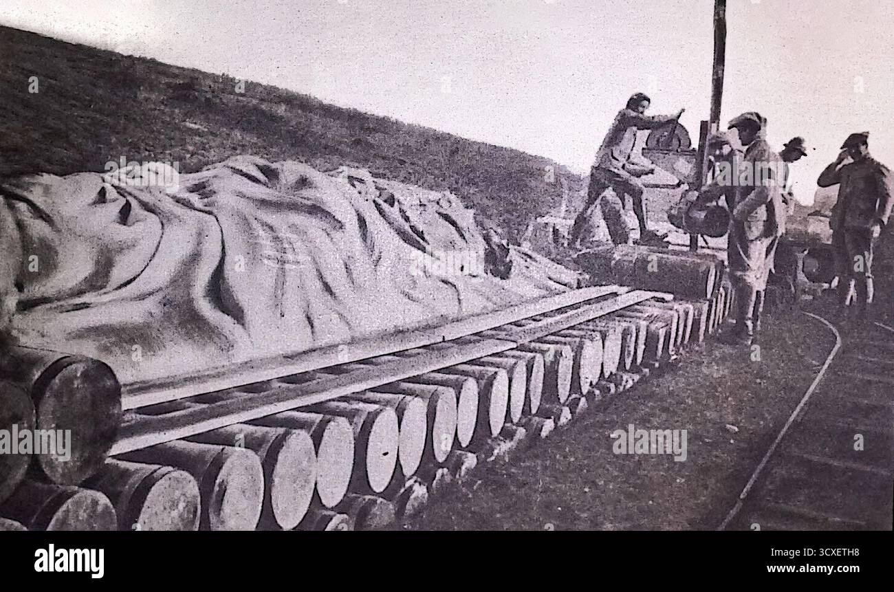 Von Le Miroir, 4. März 1917, wo französische Truppen während des Ersten Weltkriegs schwere 280-mm-Granaten mit kleinen Wagen an die Front transportierten. Jede Granate wog rund 270 kg und erforderte eine sorgfältige Handhabung auf Schmalspurbahnen. Dieses Bild spiegelt die immensen logistischen Herausforderungen wider, die durch den zunehmenden Einsatz schwerer Artillerie und die umfangreichen Schienensysteme, die die Westfront mit Munition versorgten. Stockfoto