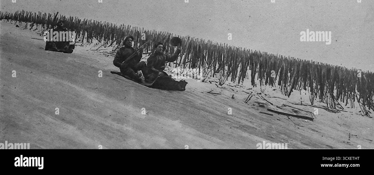 Von Le Miroir, 4. März 1917, wo russische Soldaten während des Ersten Weltkriegs einen Weinberg-Hang in Frankreich herunterfahren. Die gefrorenen Rebreihen bildeten eine improvisierte Eisbahn, die für Erholung und Wettkämpfe genutzt wurde. Dieses ungewöhnliche Foto veranschaulicht, wie Truppen ihre Umgebung für Freizeitaktivitäten adaptierten, was Erleichterung und Moral während der harten Bedingungen des Westfront-Winters bot. Stockfoto